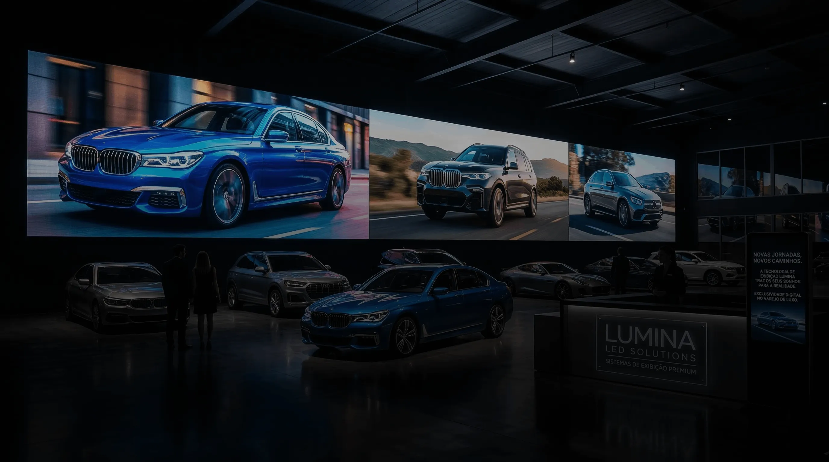 Videowall de LED em concessionária exibindo imagens de veículos ao lado dos carros em exposição