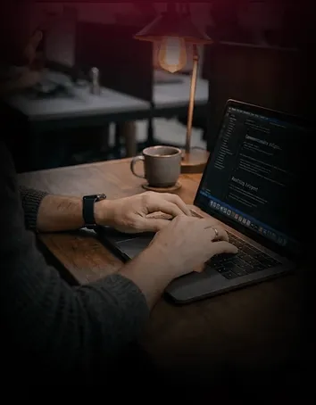 Mãos digitando em notebook durante produção de conteúdo para telas